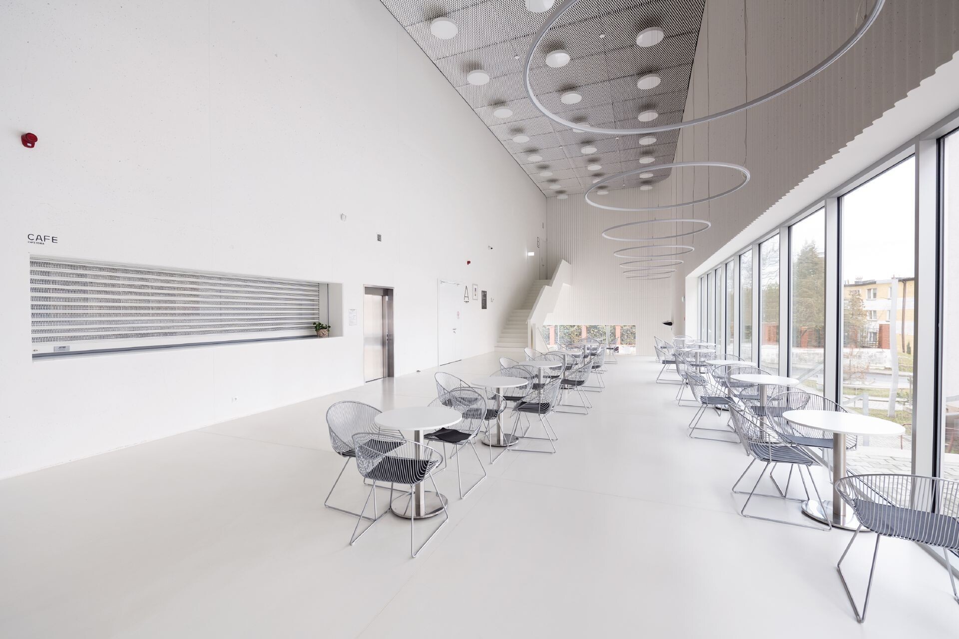 pomieszczenie w bieli - szkoła muzyczna w Jastrzębiu Zdroju