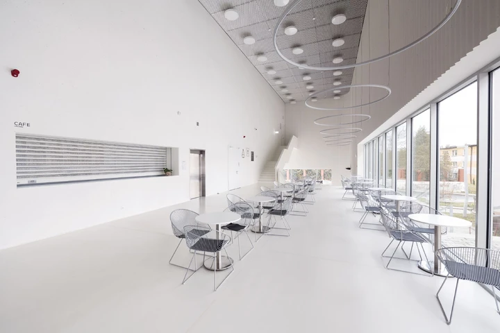 pomieszczenie w bieli - szkoła muzyczna z Jastrzębiu Zdroju