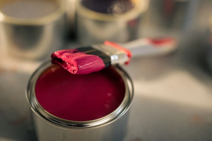 puszka z farbą i pędzel